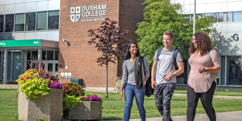 Durham College continues to lead the way as 2019-2020 academic year begins DCs Oshawa校区的学生。